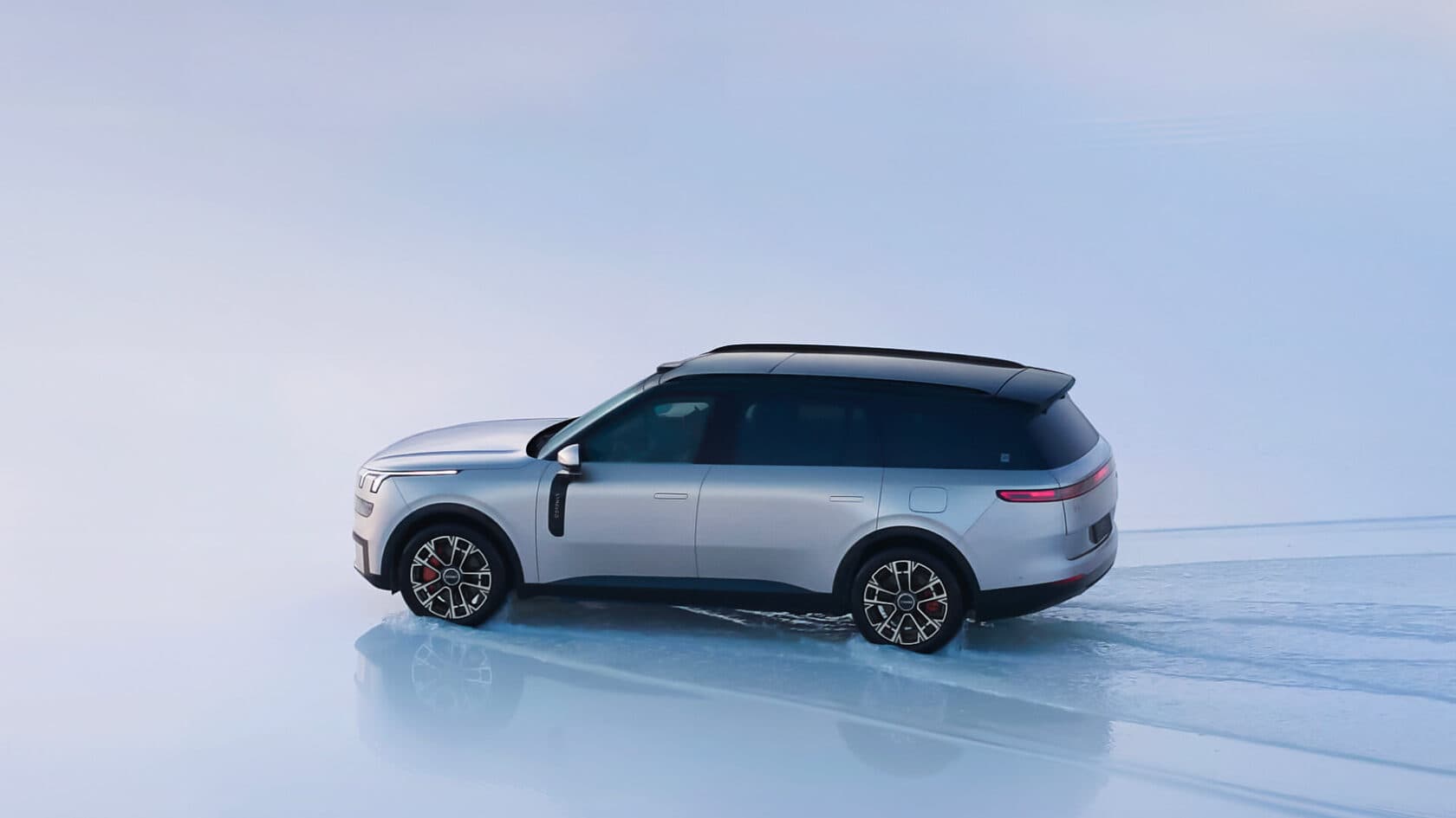 LYNK&CO 900