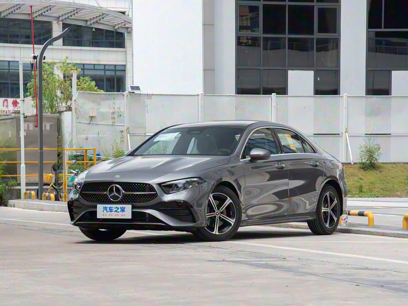 MERCEDES-BENZ A180L